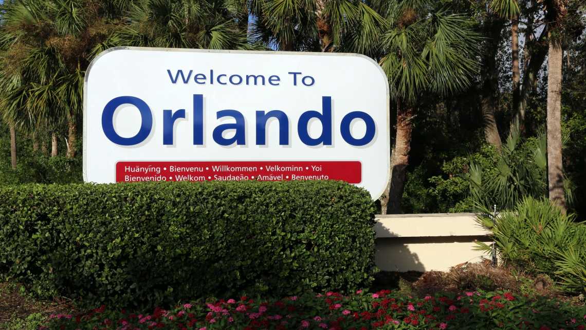 Ein Willkommensschild in der Nähe des internationalen Flughafens Orlando, Florida, USA