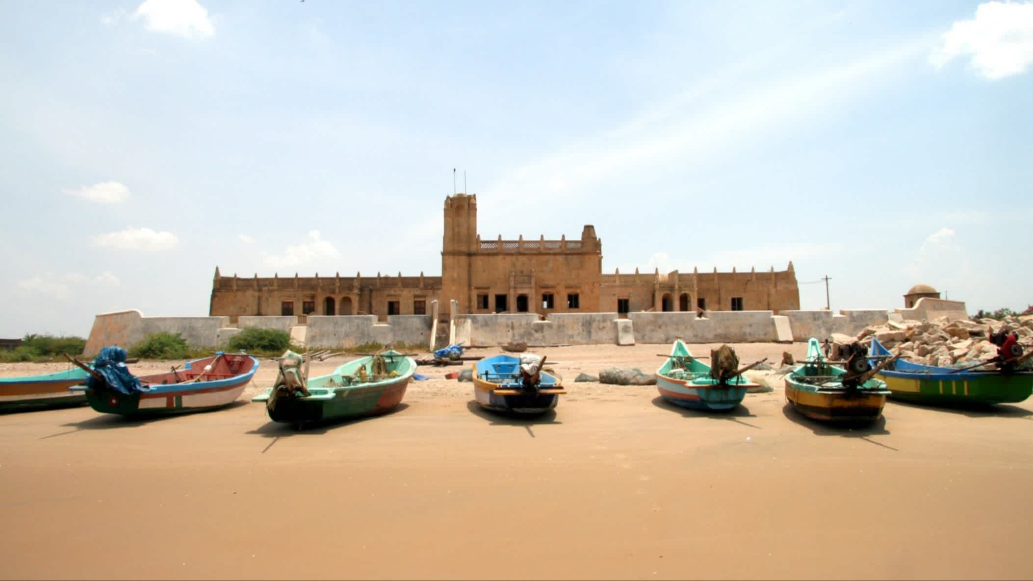Bateaux de pêche devant une forteresse coloniale, plage de Tharangambadi, en Inde