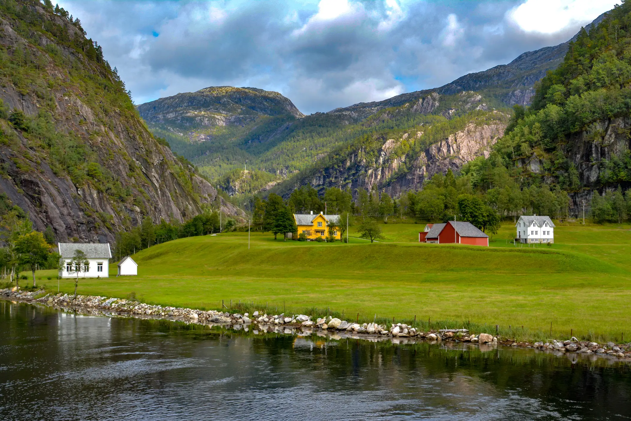 Petits bâtiments le long d'un fjord norvégien lors d'une croisière à Mostraumen, Bergen, Norvège.