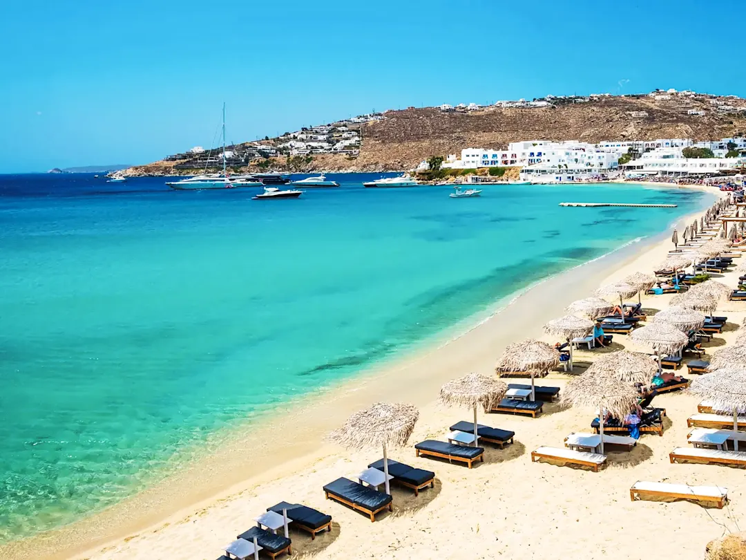 Strand Psarou, türkisblaues Wasser und Liegen, Mykonos, Kykladen, Griechenland.