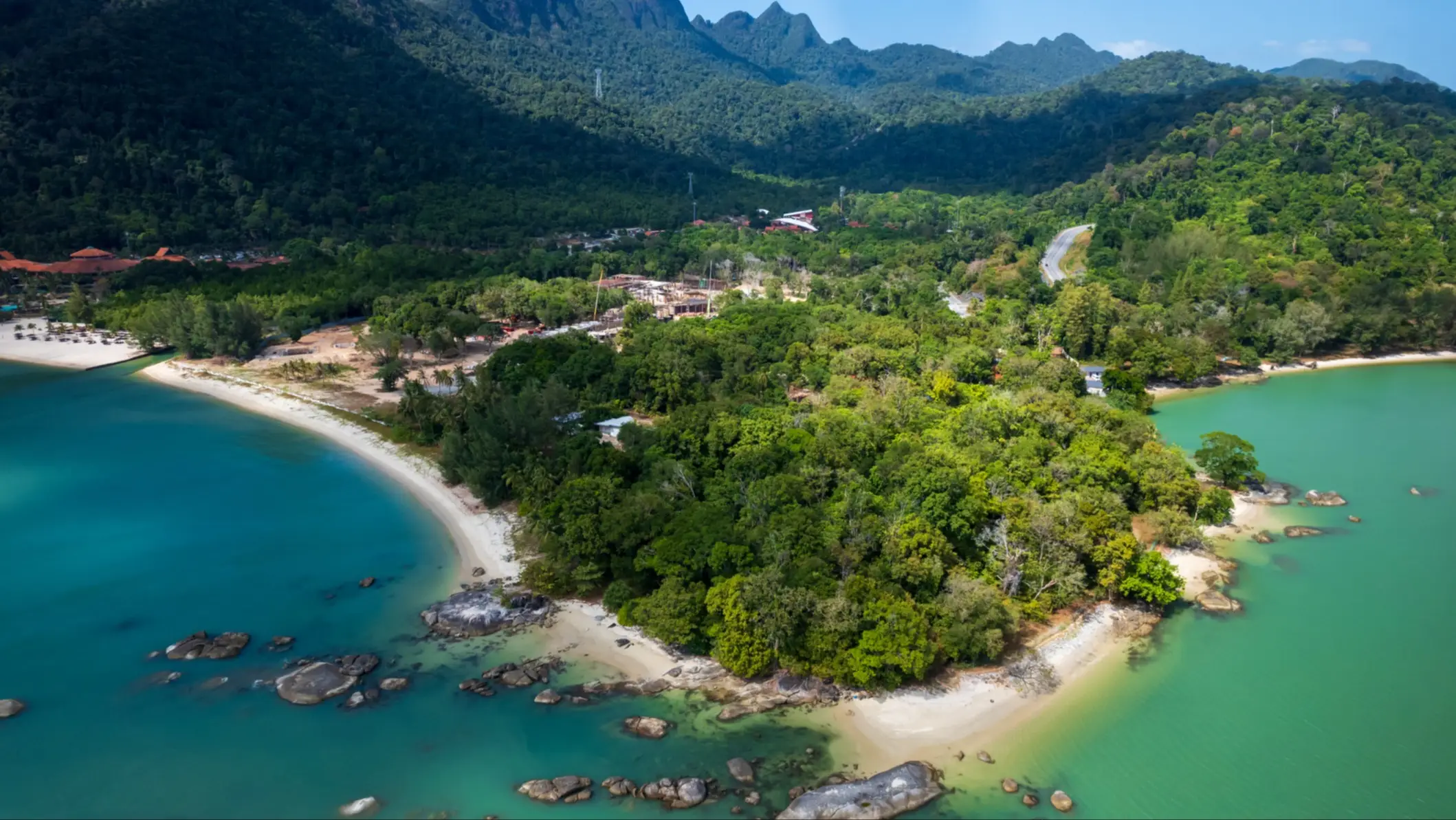 Plage de Pantai Kok, île de Langkawi, Malaisie Corde accrochée à un arbre sur la plage de Langkawi, en Malaisie.