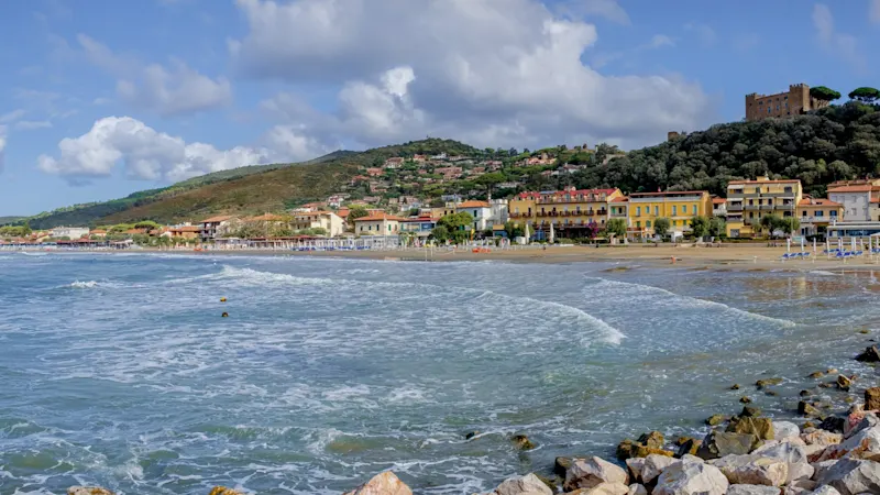 Castiglione della Pescaia, Italien Toskana Castiglione della Pescaia in der Toskana ist ein malerischer Ort mit wunderschönen Stränden, umgeben von grüner Landschaft und dem kristallklaren Wasser des Tyrrhenischen Meeres