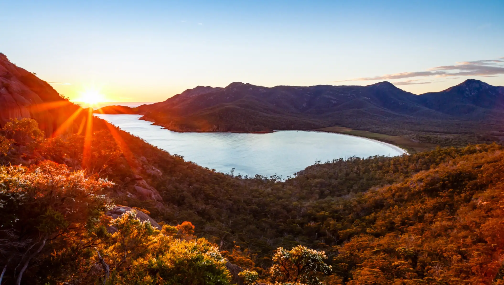 Parc national de Freycinet, Tasmanie, Australie Le parc national de Freycinet au coucher du soleil