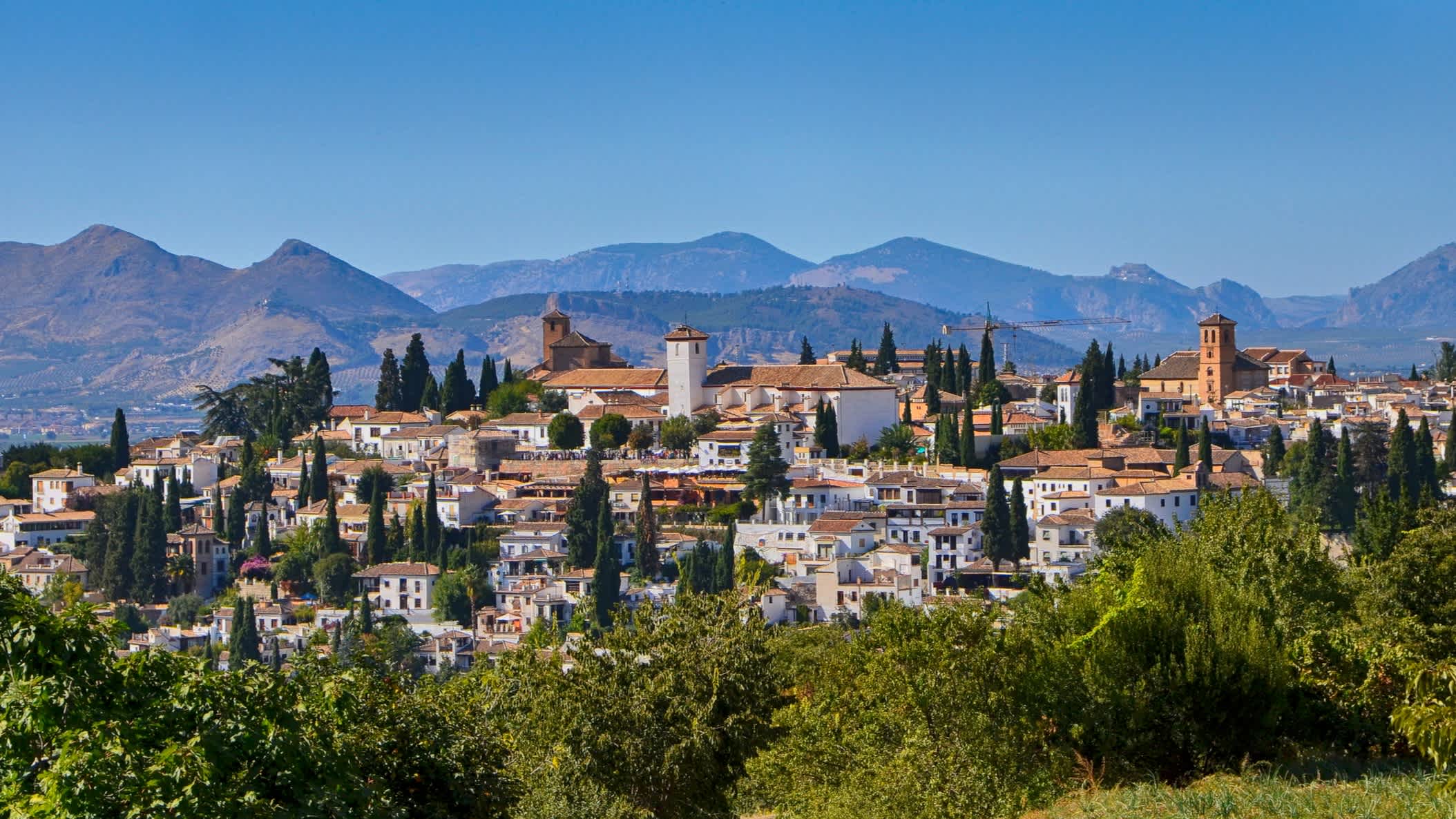 Wunderschöner Panoramablick auf die Altstadt von Sacromonte in Granada, Andalusien, Spanien.