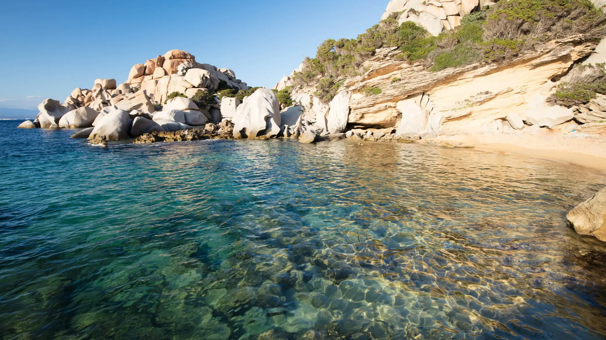 Italien, Sardinien, Cala Spinosa Badebucht mit Sandstrand umgeben von weißen Felsen