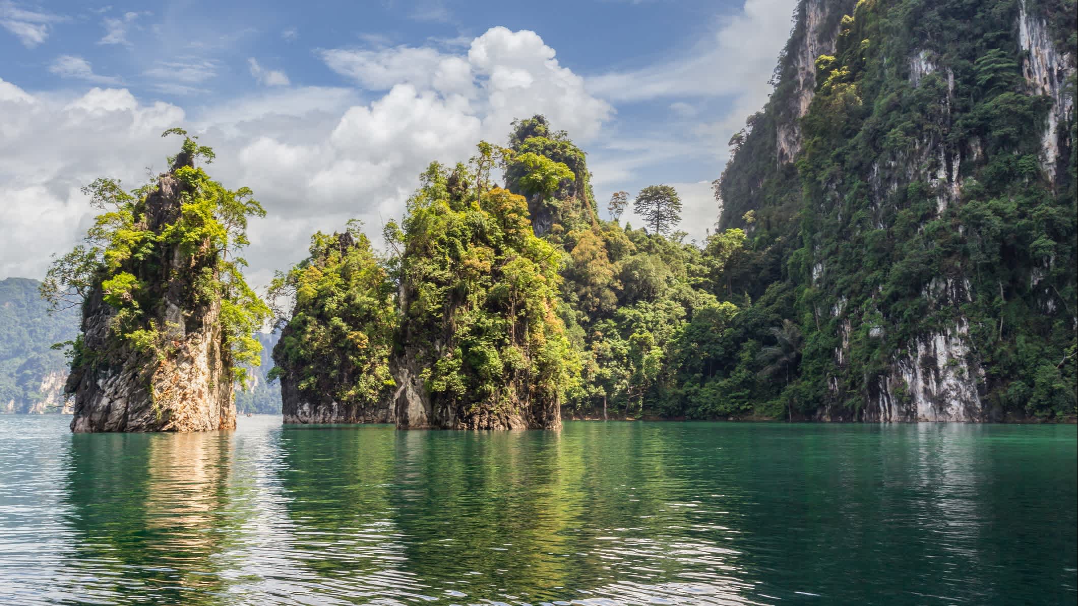 Magnifiques montagnes et attractions naturelles au barrage de Ratchaprapha dans le parc national de Khao Sok, Thaïlande.