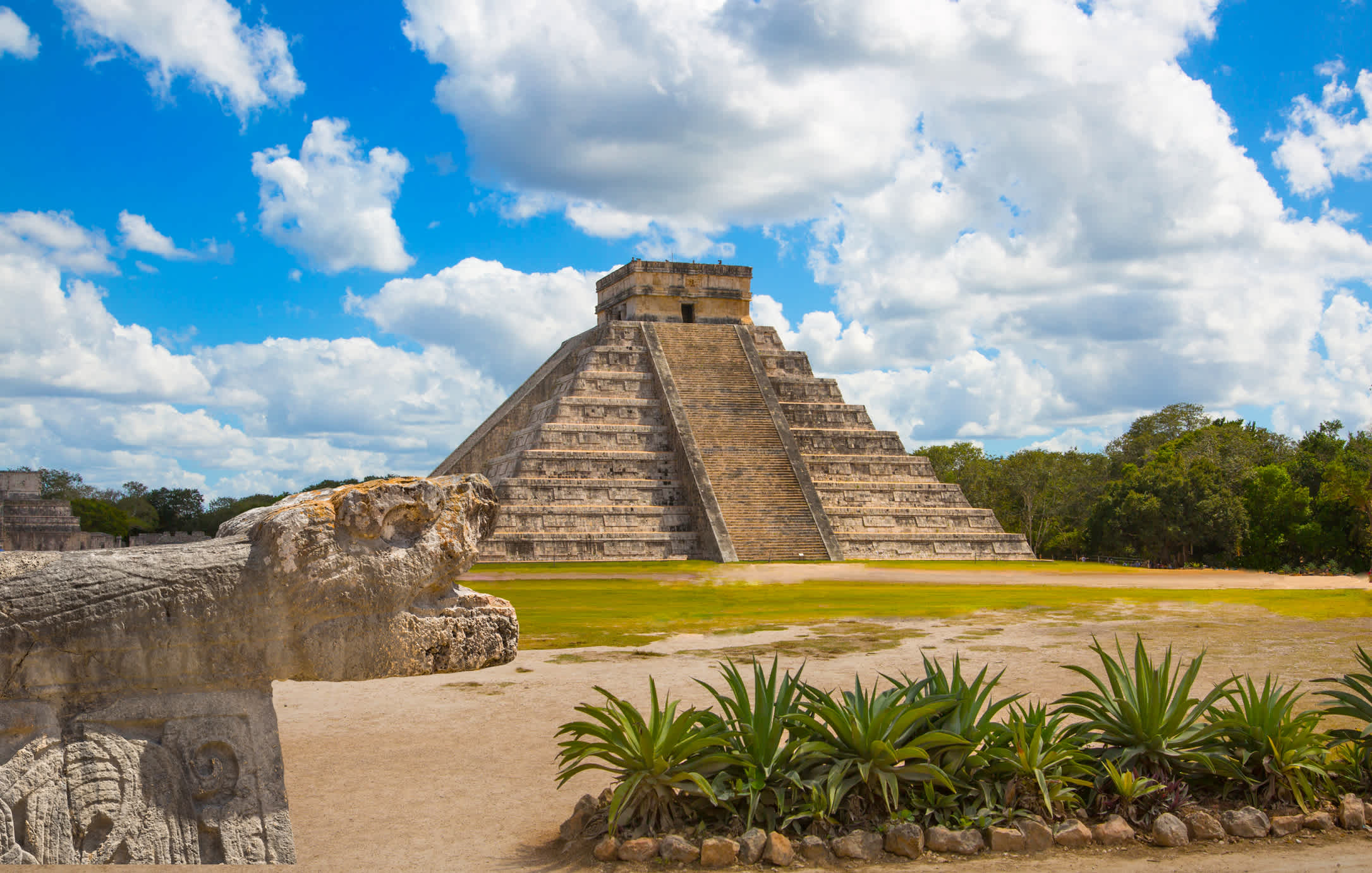Blick zu der Maya-Pyramide des Kukulcan El Castillo, Chichen Itzá, Yucatán, Mexiko.