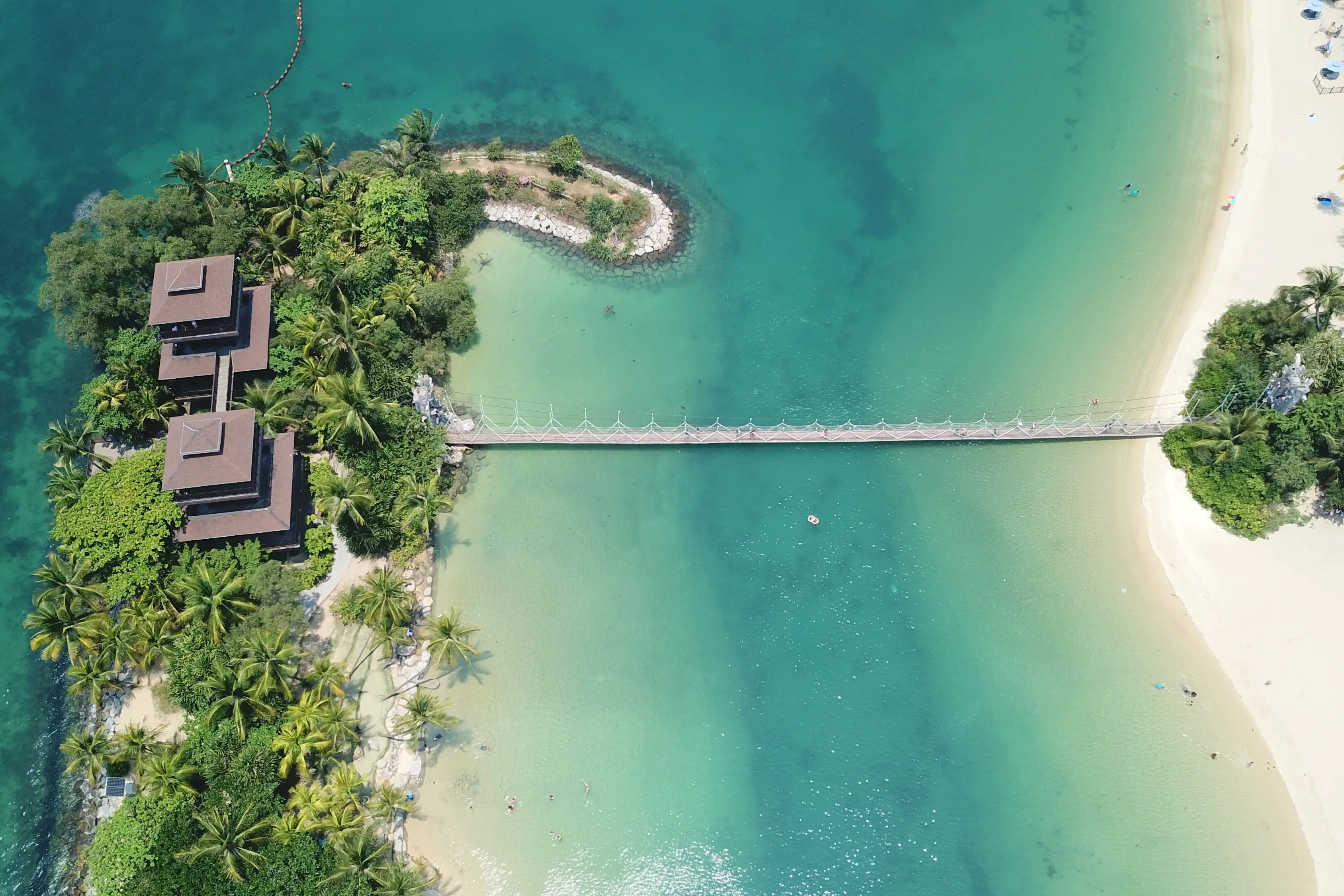 La vue aérienne de Palawan Beach, Sentosa, Singapour.