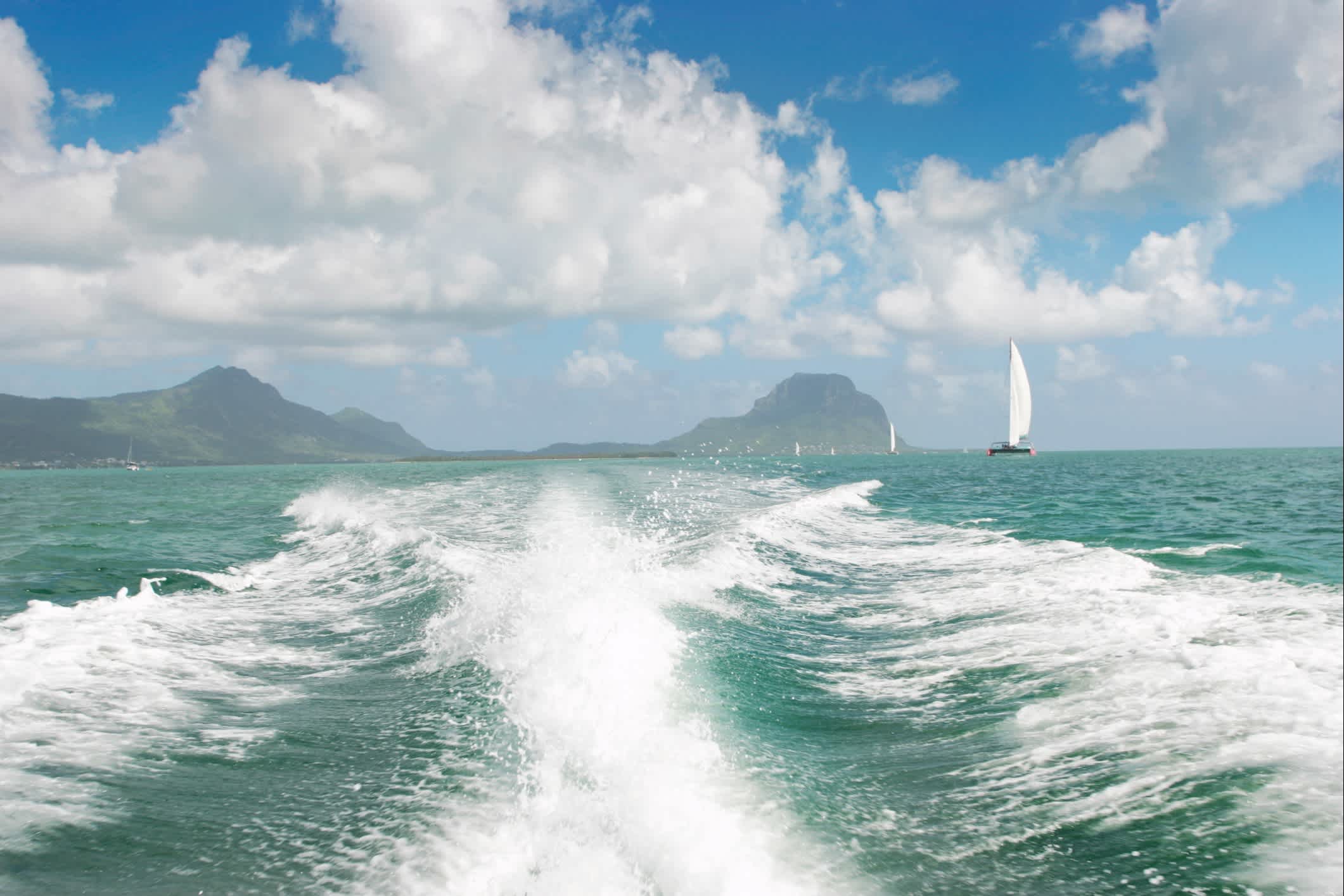 Spur eines Bootes mit dem Berg Le Morne Brabant im Hintergrund, Westküste von Mauritius