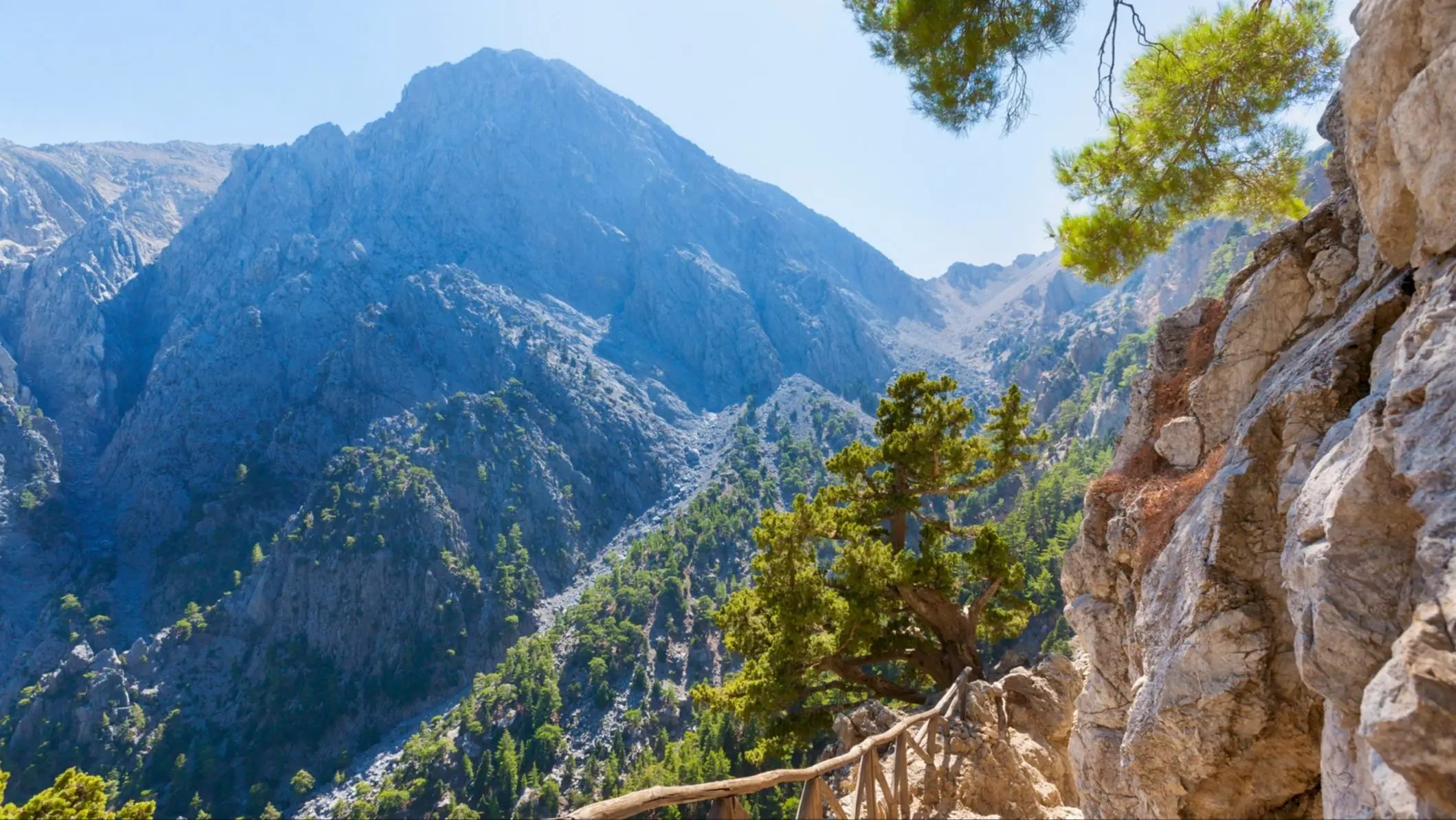 Vue sur les montagnes près des gorges de Samaria sur l'île de Crète, Grèce
