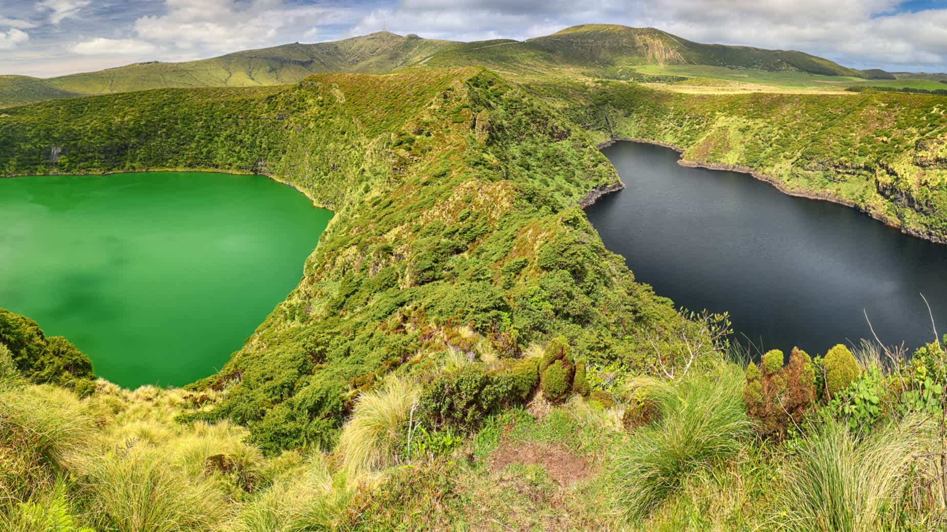 Panoramablick auf Lagoa Negra und Lagoa Comprida auf der Azoren Insel Flores