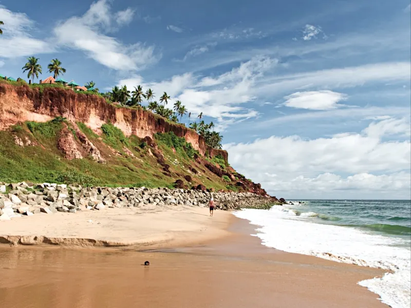 De vastes plages comme Varkala Beach au Kerala impressionne par ses hautes falaises et sa mer turquoise
