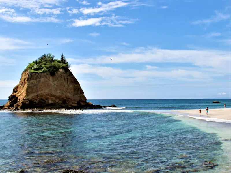 Plage de Los Frailes, Équateur Playa Los Frailes en Équateur offre une nature à couper le souffle, des eaux cristallines et une atmosphère paisible, idéale pour se détendre.