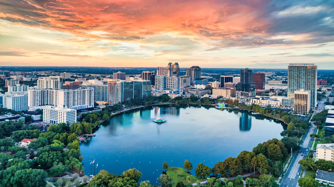 Luftaufnahme von Lake Eola bei Sonnenuntergang, Orlando, Florida, USA.