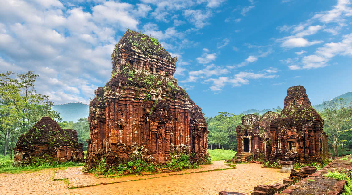 Landschaft mit den Ruinen des alten hinduistischen Tempels, My Son, in Vietnam