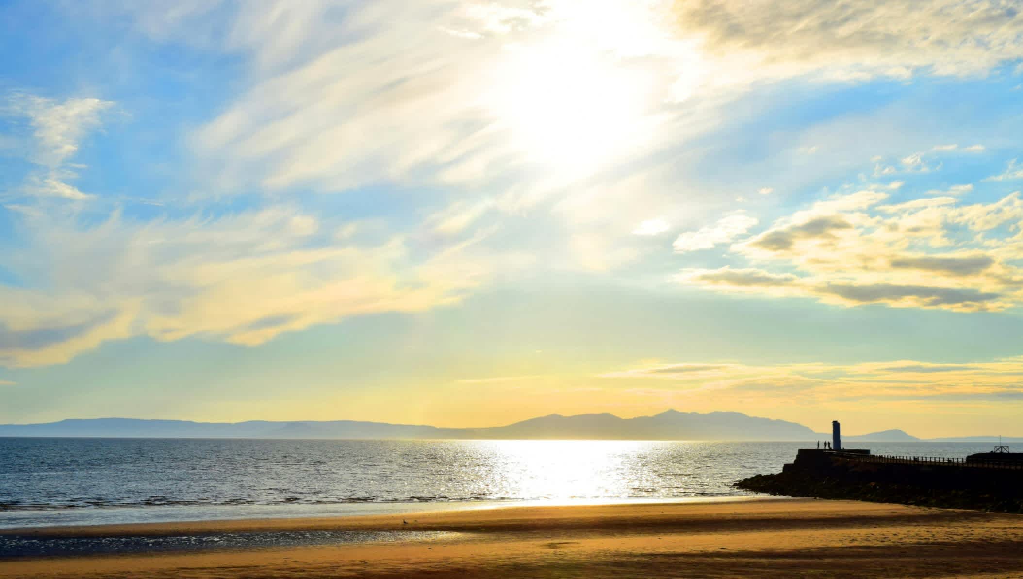 Coucher de soleil sur la plage déserte d'Ayr en Écosse