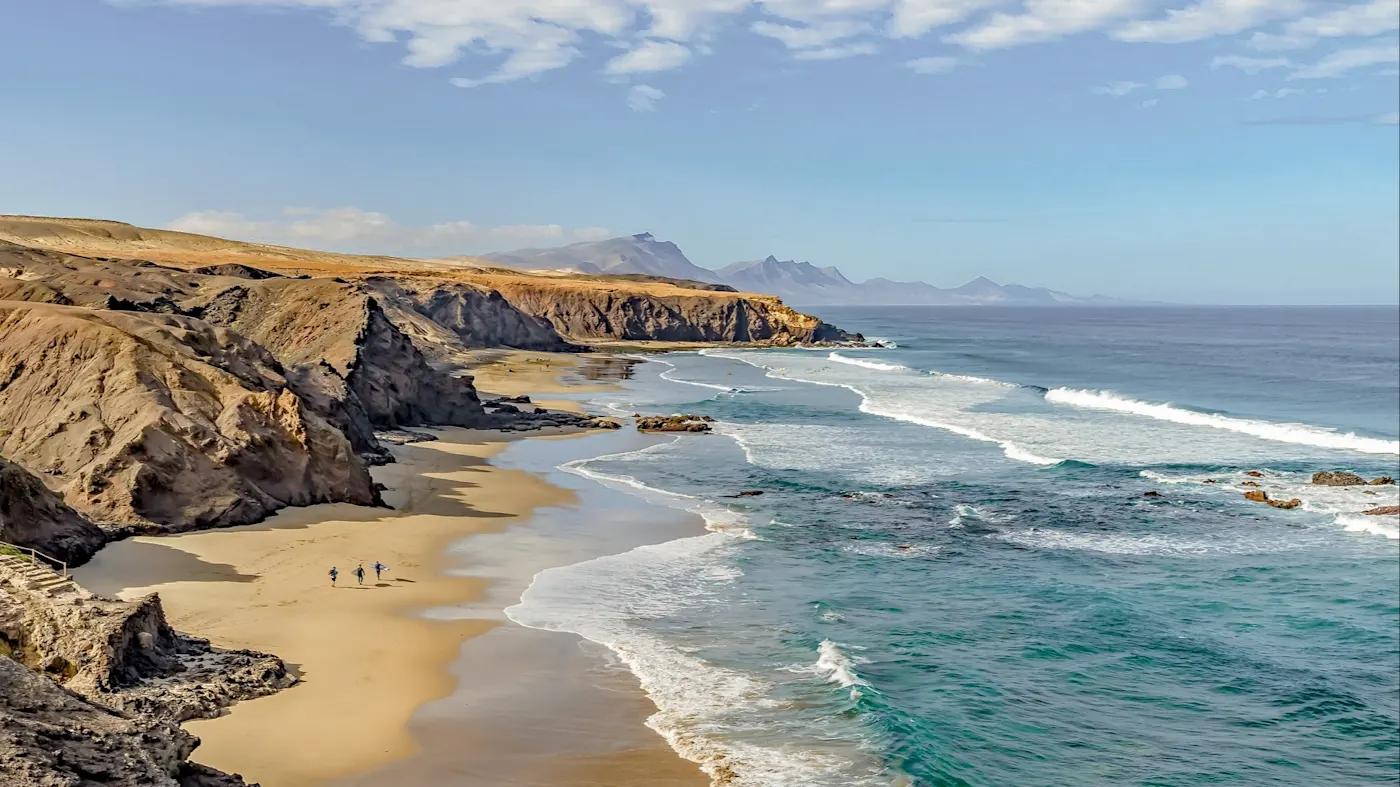 Spanien, Kanaren, Fuerteventura Wilde Küste mit Sandstrand und felsigen Klippen. Spanien, Kanaren, Fuerteventura