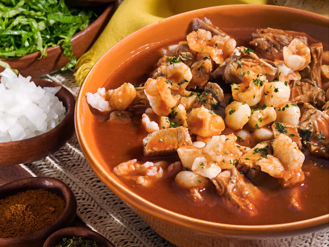 Pozole, Costa Rica Chifrijo ist ein typisches costaricanisches Gericht aus Reis, Bohnen, Fleisch, Avocado und Salsa