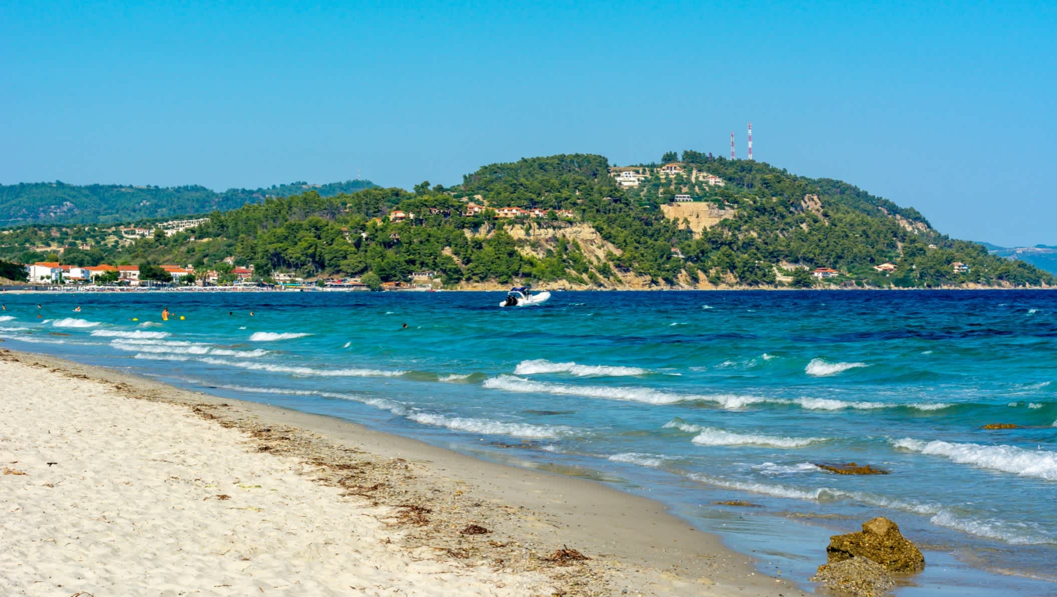 Le sable fin et l'eau turquoise de la Plage de Posidi sur la péninsule de Kassandra, Chalcidique, Grèce avec une vue sur le mont Olympe en arrière plan