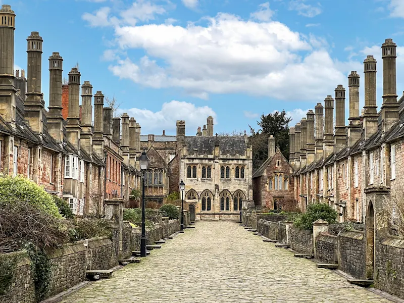 Wells in Somerset, Großbritannien Die historische Stadt Wells in Somerset, Großbritannien, bekannt für ihre beeindruckende Kathedrale und charmante Architektur aus dem Mittelalter
