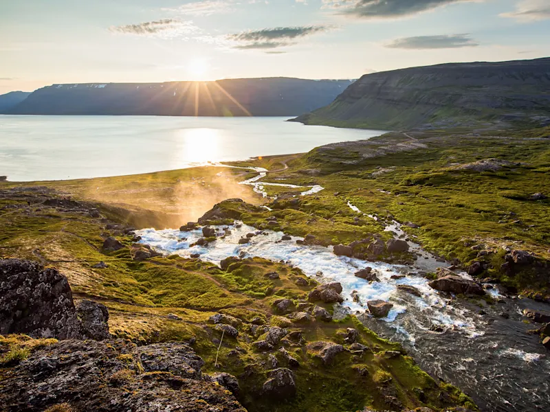 Islands Westfjorde Die Westfjorde Islands, berühmt für ihre steilen Klippen, tiefen Fjorde und unberührte Natur, sind ein verborgenes Paradies für Naturliebhaber und Abenteuerlustige