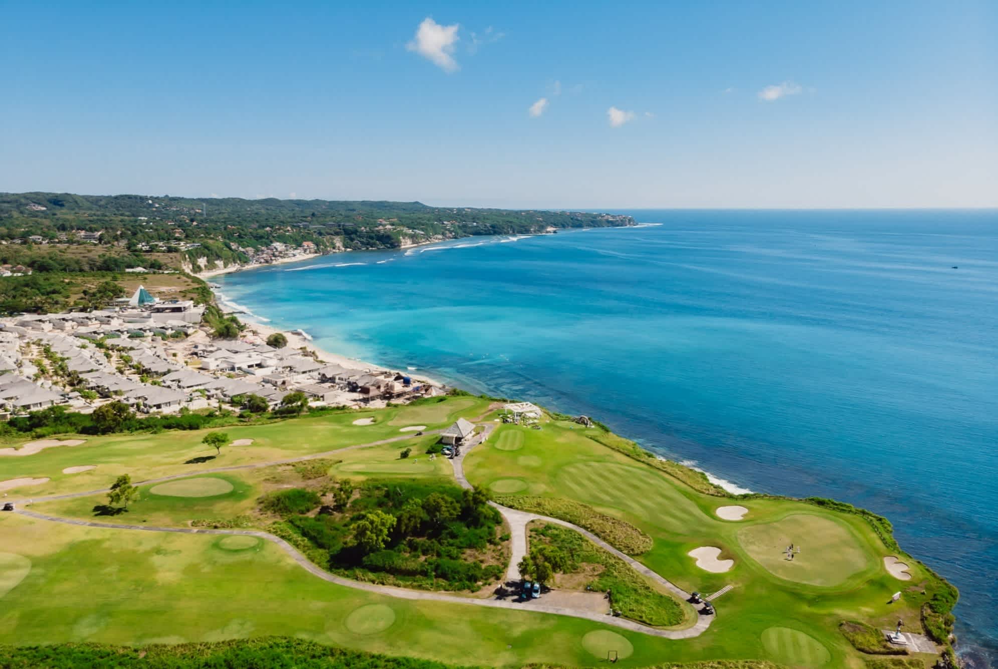 Luftaufnahme des Golfplatzes beim blauen Ozean auf Bali, Indonesien

