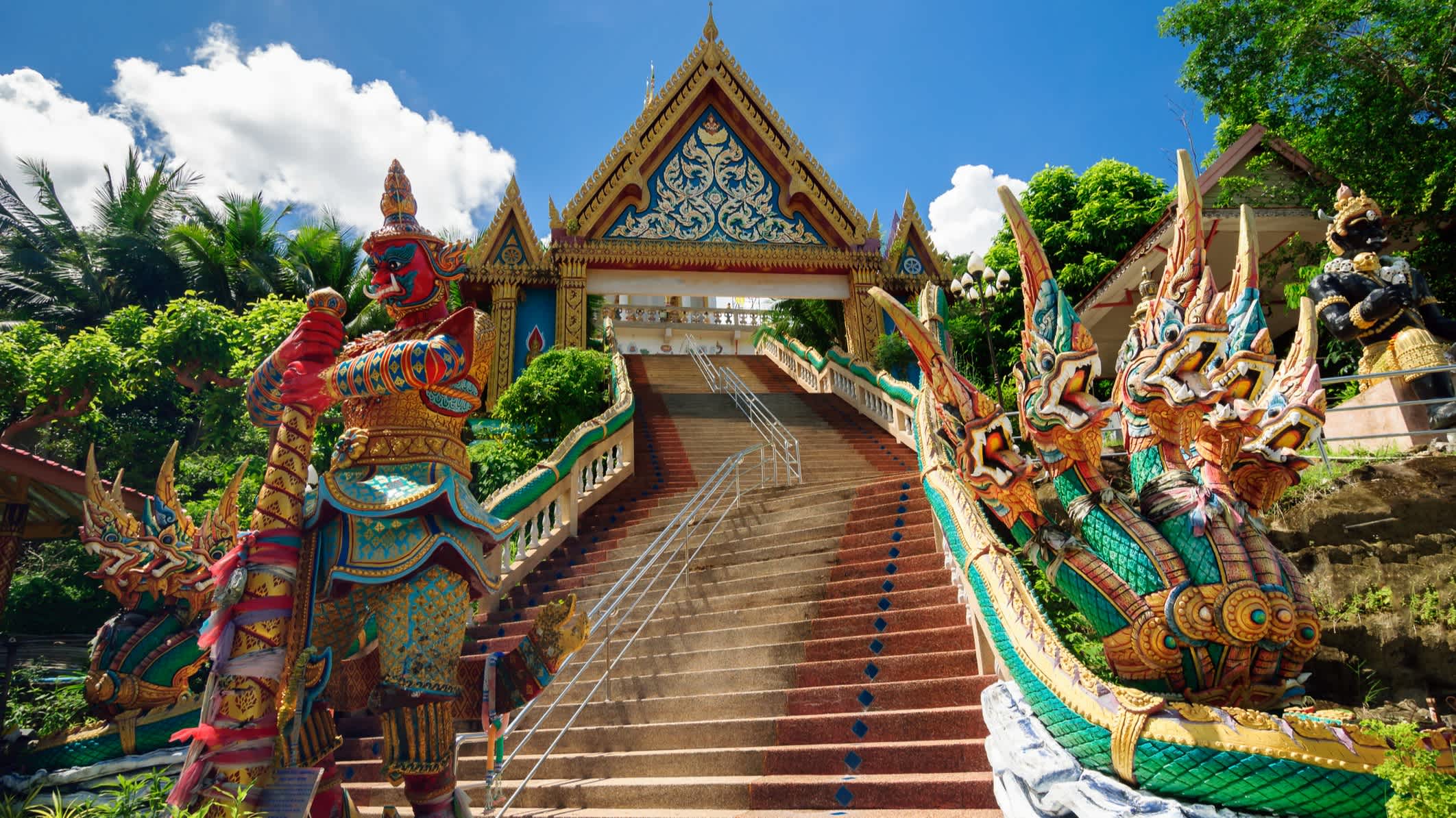 Blick auf den Wat Khao Rang Tempel in Phuket Stadt, Thailand

