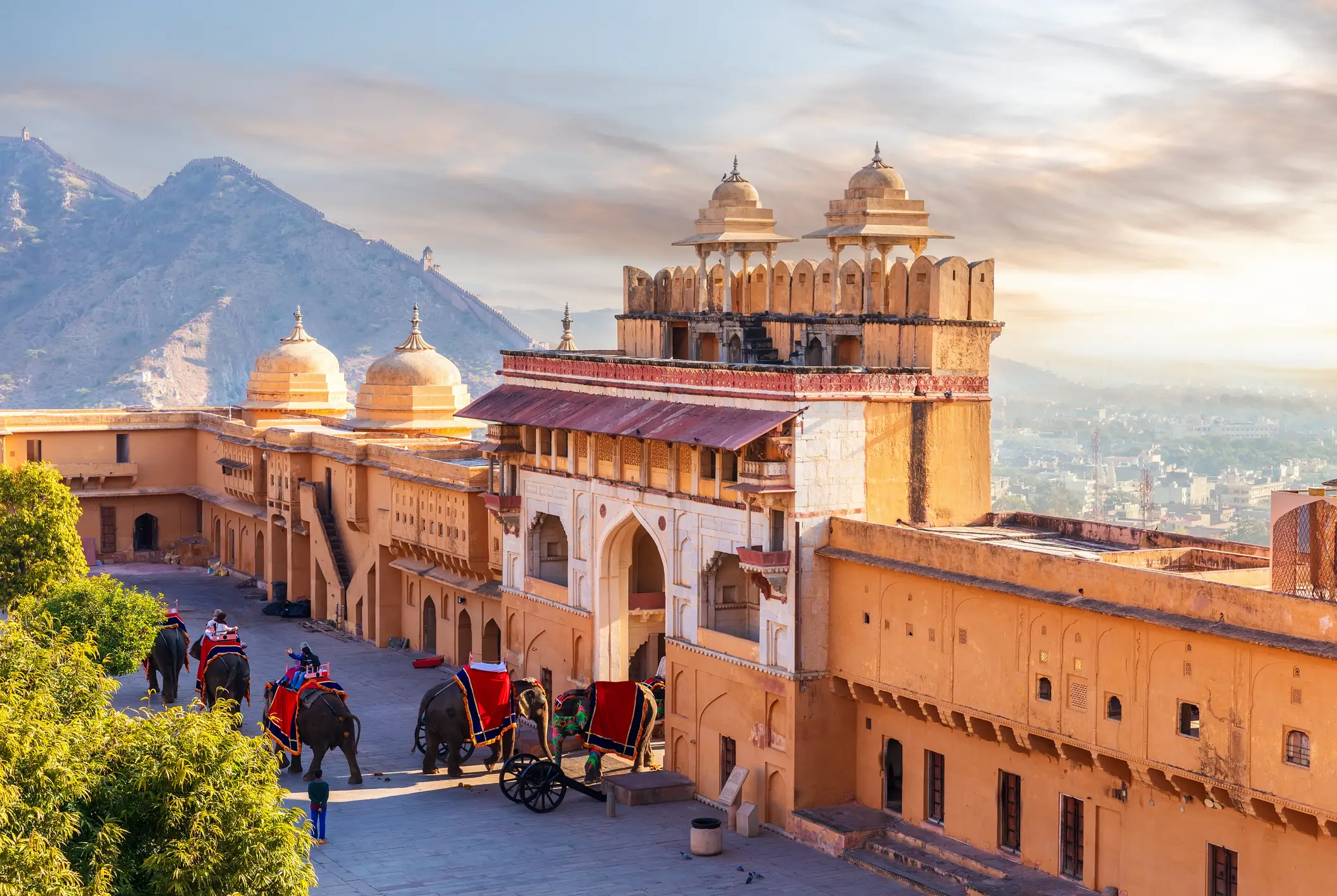Elefantenreiter im Amber Fort, der berühmten Touristenattraktion von Jaipur, Indien.

