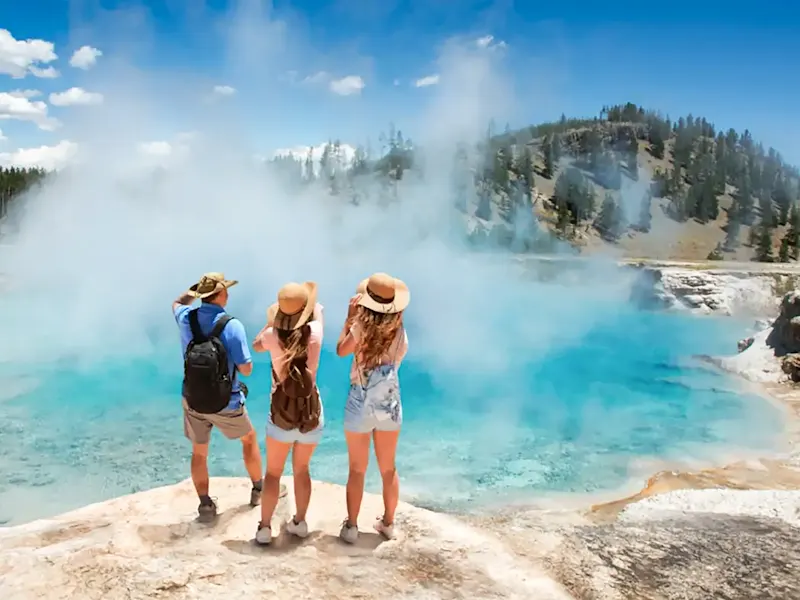 USA, Wyoming, Yellowstone Touristen betrachten heiße Quelle mit Dampf. Yellowstone, Wyoming, USA.