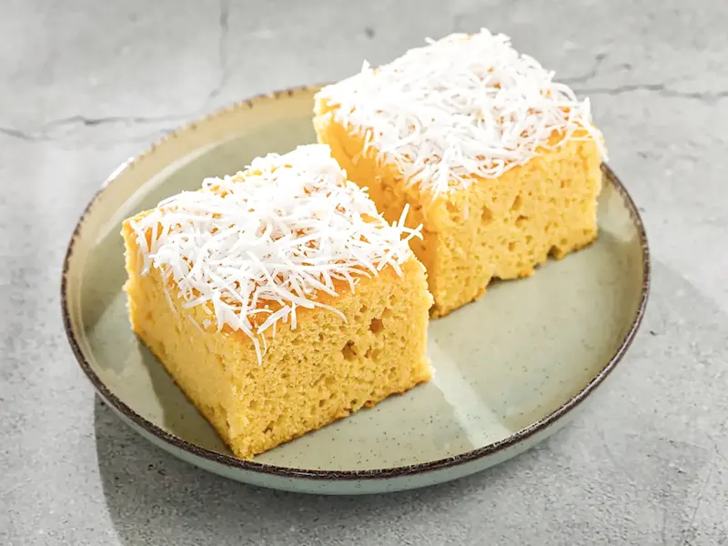 Sri-lankisches Gericht, Sri Lankan Love Cake Sri-Lankischer Love Cake, ein traditioneller Kuchen mit Gewürzen, Honig und Kokosflocken.