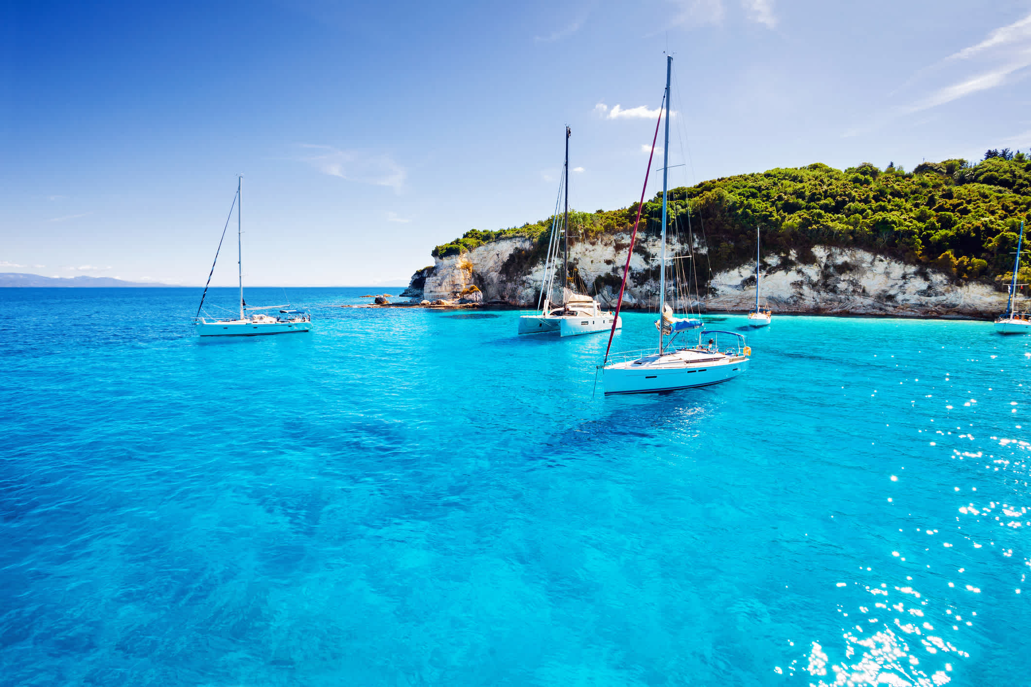 Des voiliers amarés sur des eaux turquoises de l'île d'Antipaxos en Grèce.
