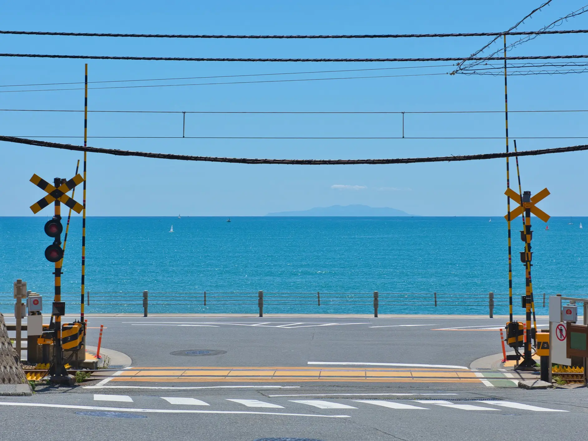 Eisenbahnübergang Enoden in Kamakura, Japan.