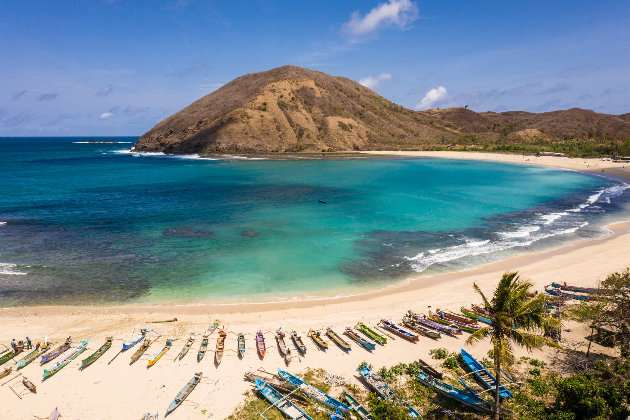 Plage de Mawun avec des bateaux de pêche traditionnels, Lombok, Indonésie.

