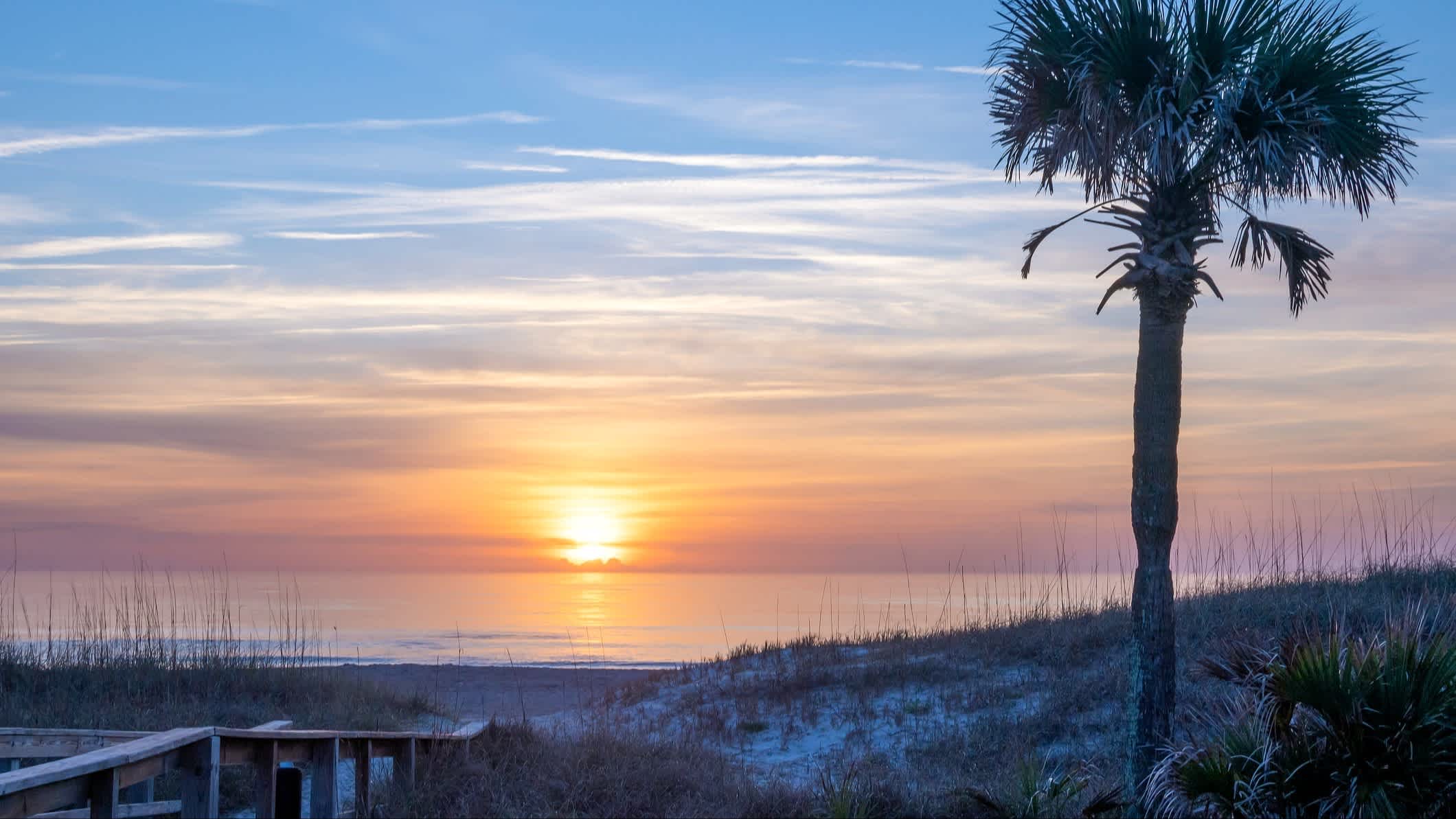 Der Strand Fernandina Beach, Amelia Island, Florida, USA bei Sonnendämmerung und mit Blick auf die natürlichen Dünen.