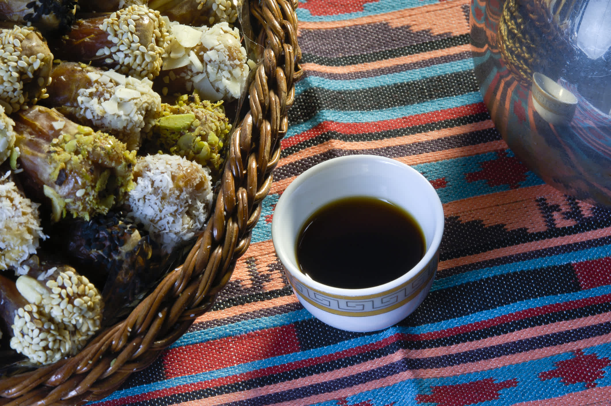 Traditioneller arabischer Kaffee und Datteln.
