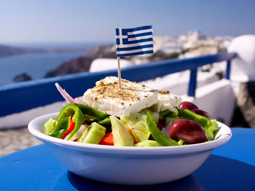 Ein traditioneller griechischer Salat mit Feta-Käse und Oliven, serviert in Griechenland, Santorini.