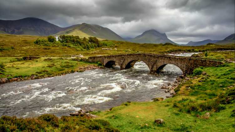 Blick auf die Sligachan-Brücke auf der Isle of Skye, schottische Highlands.