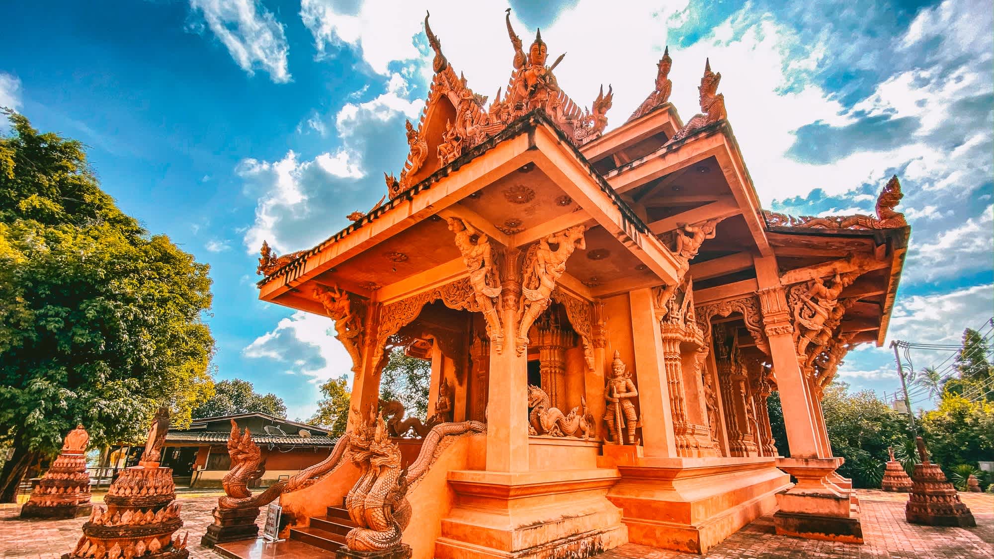 Temple rouge de Wat Ratchathammaram à Koh Samui, Thaïlande

