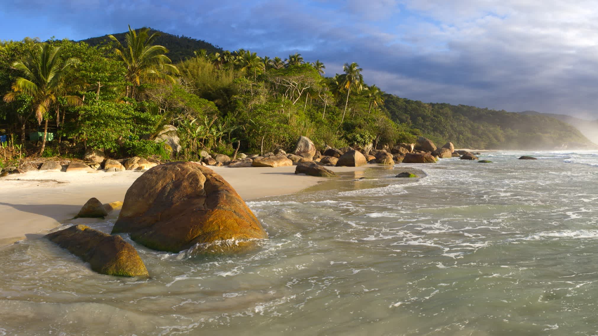 Rochers dans l'eau au bord de la plage tropicale Lopes Mendes à Ilha Grande, Brésil