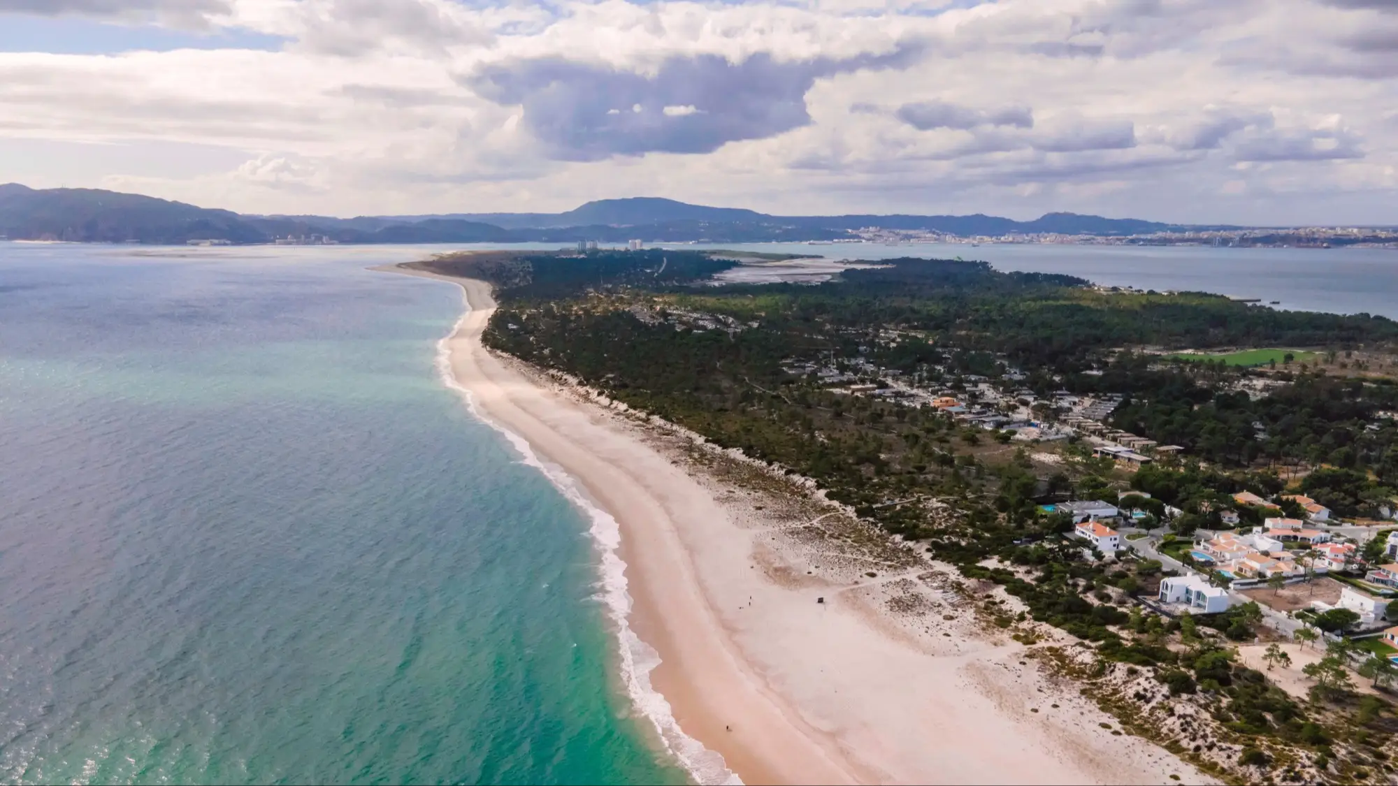 Vue aérienne de la plage de Tróia-Mar au Portugal
