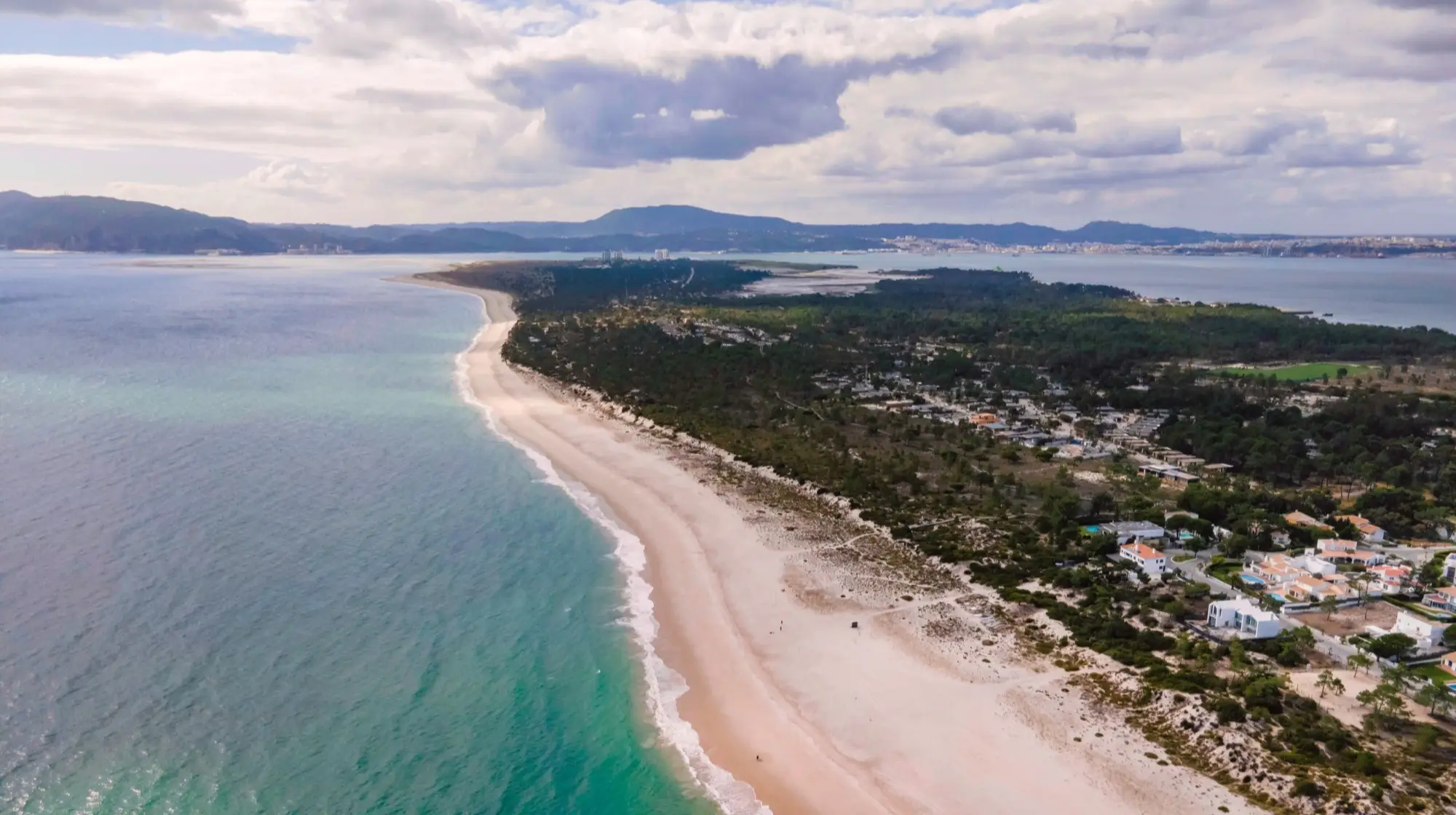 Vue aérienne de la plage de Tróia-Mar au Portugal