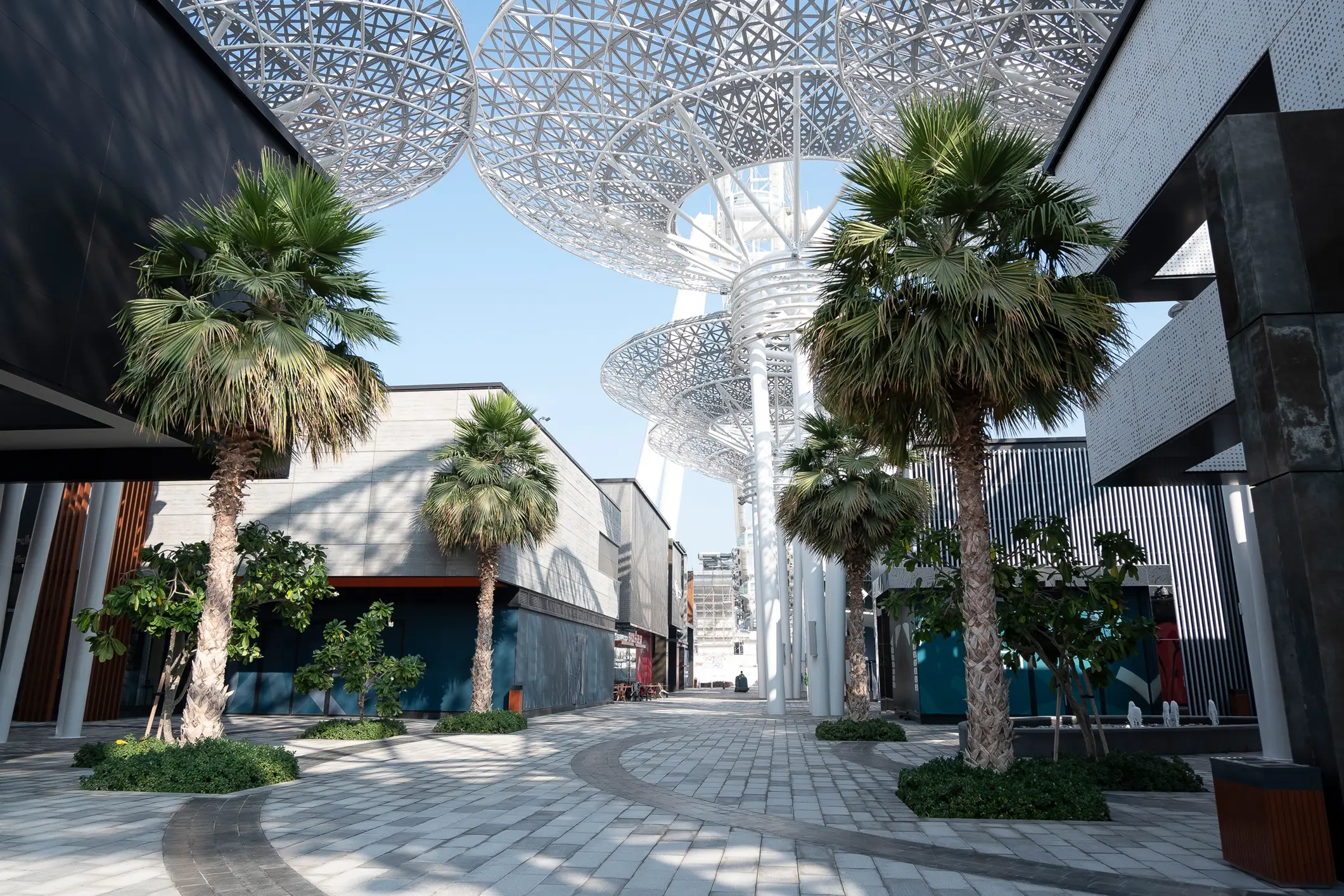 Außenansicht des leeren Luxus-Einkaufszentrums in Dubai in der Nähe des Meeres, des blauen Wassers, der Insel, des Tageslichts, des klaren Himmels