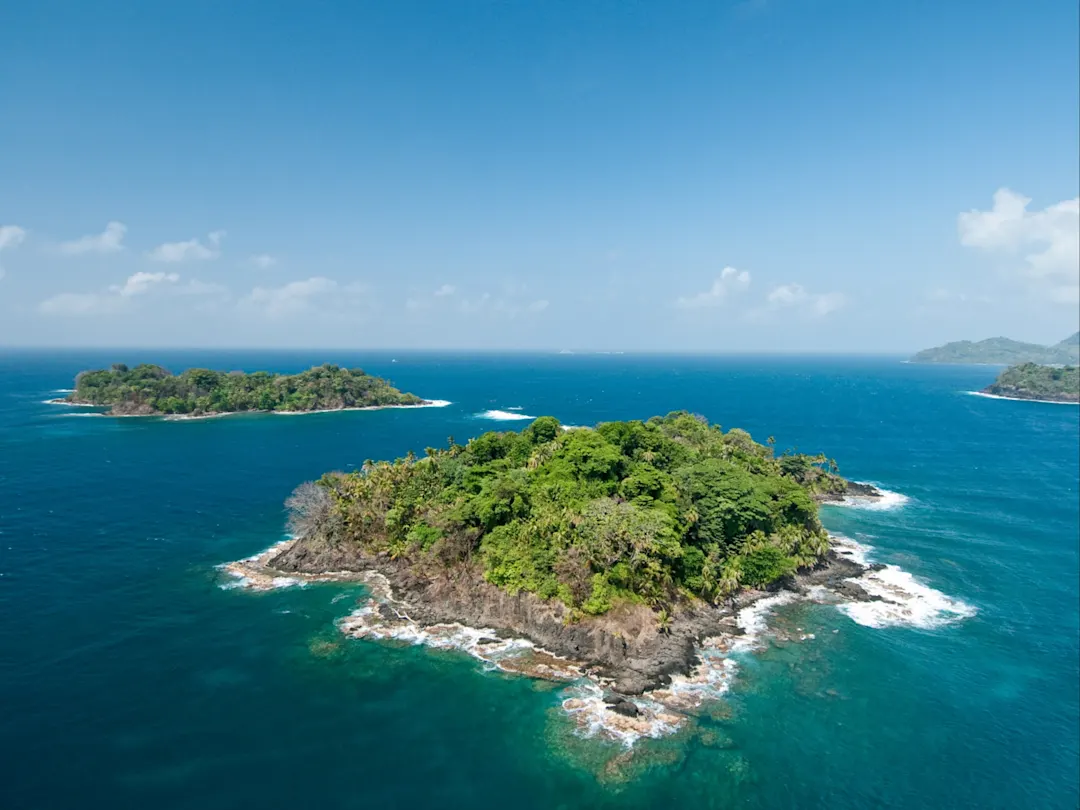 Unberührte Inseln und türkisfarbenes Wasser im Golfo de Chiriquí Nationalpark