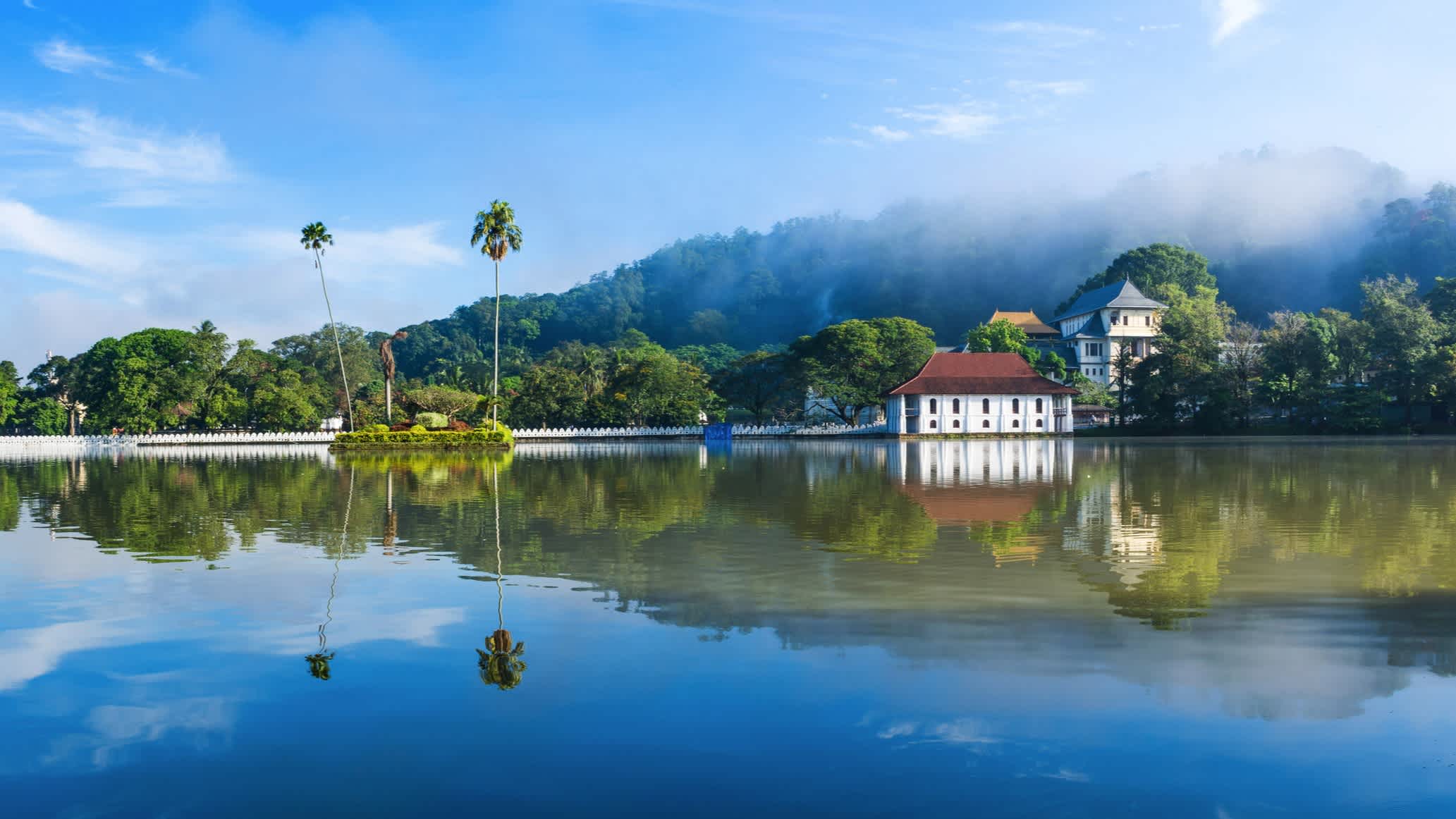 Sri Lanka, Kandy, le temple de la Dent au bord du lac Kandy, 