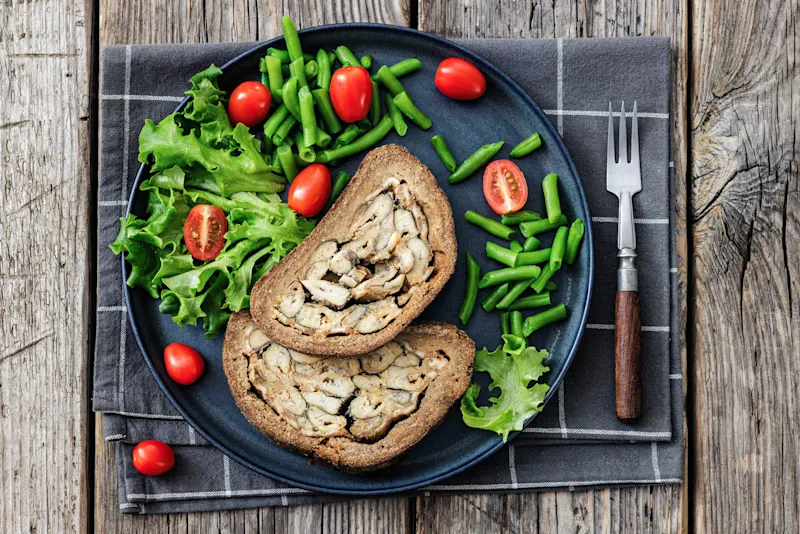 Ansicht aus erhöhter Perspektive, Brotlaib, Butter, Comfort Food, Farbbild

