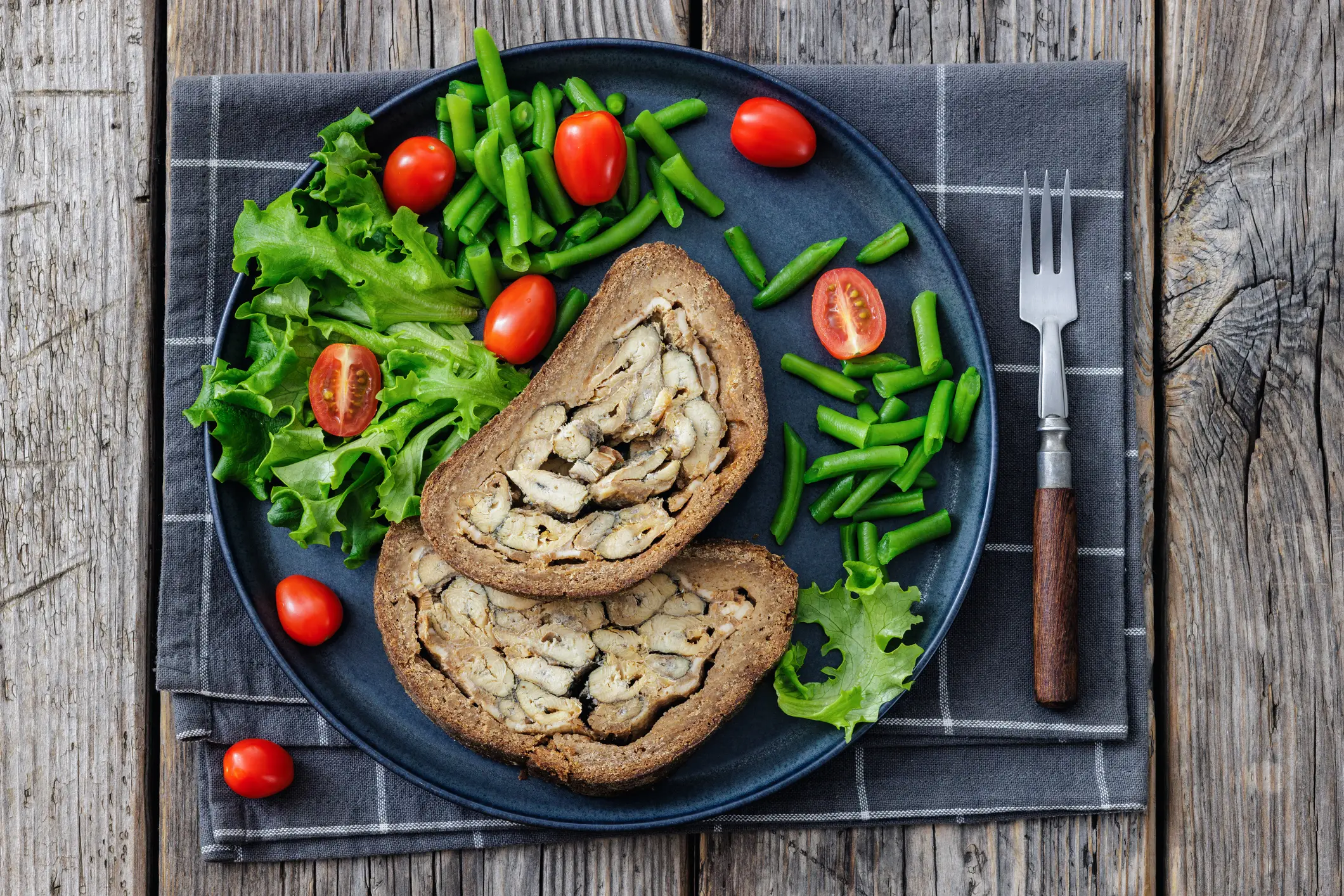 Ansicht aus erhöhter Perspektive, Brotlaib, Butter, Comfort Food, Farbbild Ansicht aus erhöhter Perspektive, Brotlaib, Butter, Comfort Food, Farbbild