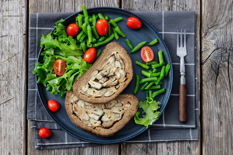 Ansicht aus erhöhter Perspektive, Brotlaib, Butter, Comfort Food, Farbbild Ansicht aus erhöhter Perspektive, Brotlaib, Butter, Comfort Food, Farbbild