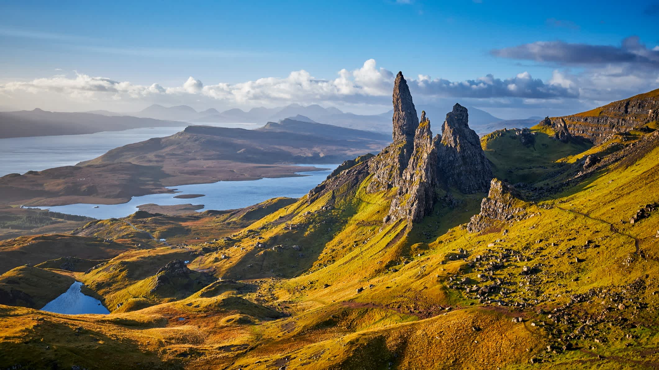 Der Panoramablick von Old Man Of Storr, Isle Of Skye, Schottland.

