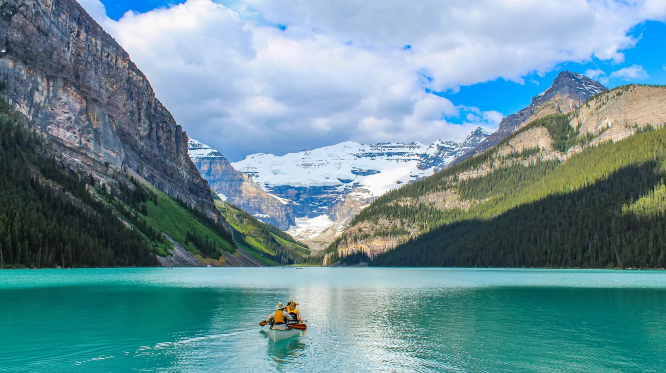 Lake Louise, Parc national Banff Vue sur les eaux bleu turquoise du lac Louise et les montagnes enneigées en arrière-plan, parc national de Banff, Canada.