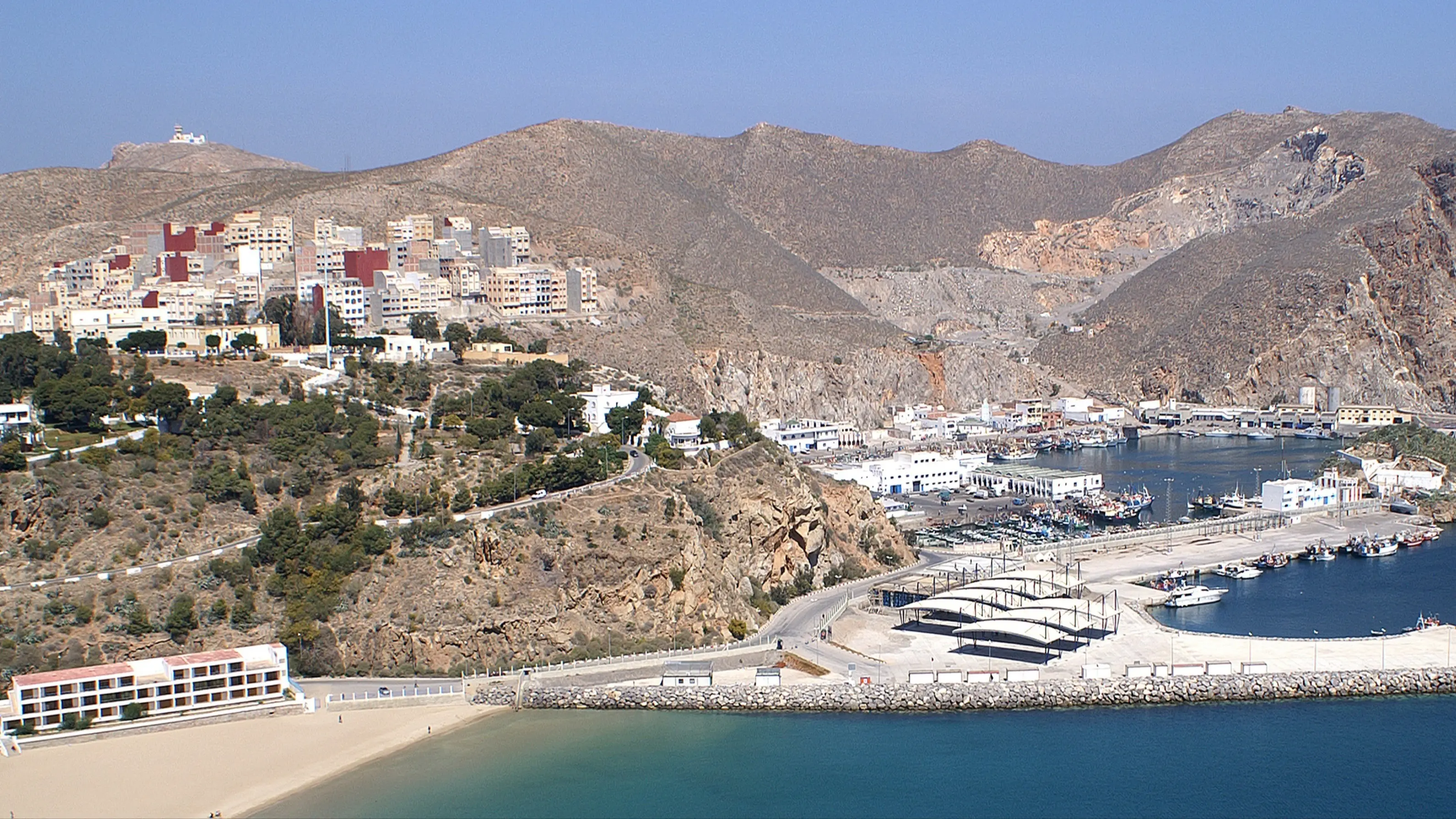 Marokko, Al Hoceima Luftaufnahme von der Touristenstadt Al Hoceima und den Strand von Quemado, Marokko mit Blick auf das Gebirge im Hintergrund sowie blaues Meer.